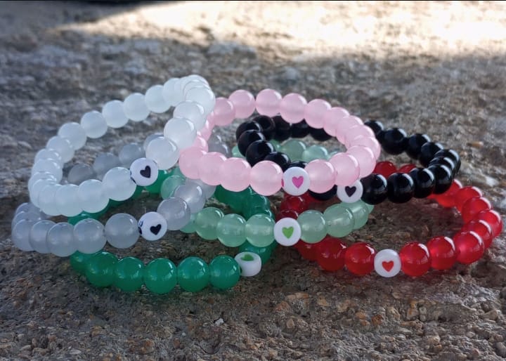 Heart beads bracelets, available in all colors